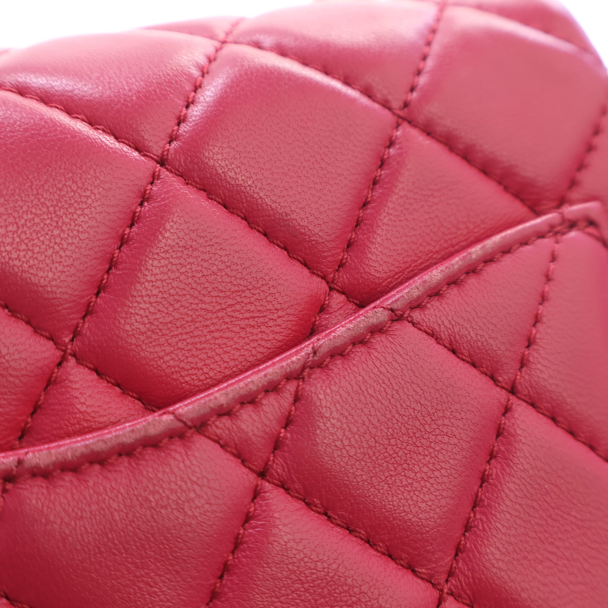 Pre-Owned Chanel Flap Bag Mini Lambskin Square Pearl Crush, corner and edge detail, photo 16 of 18