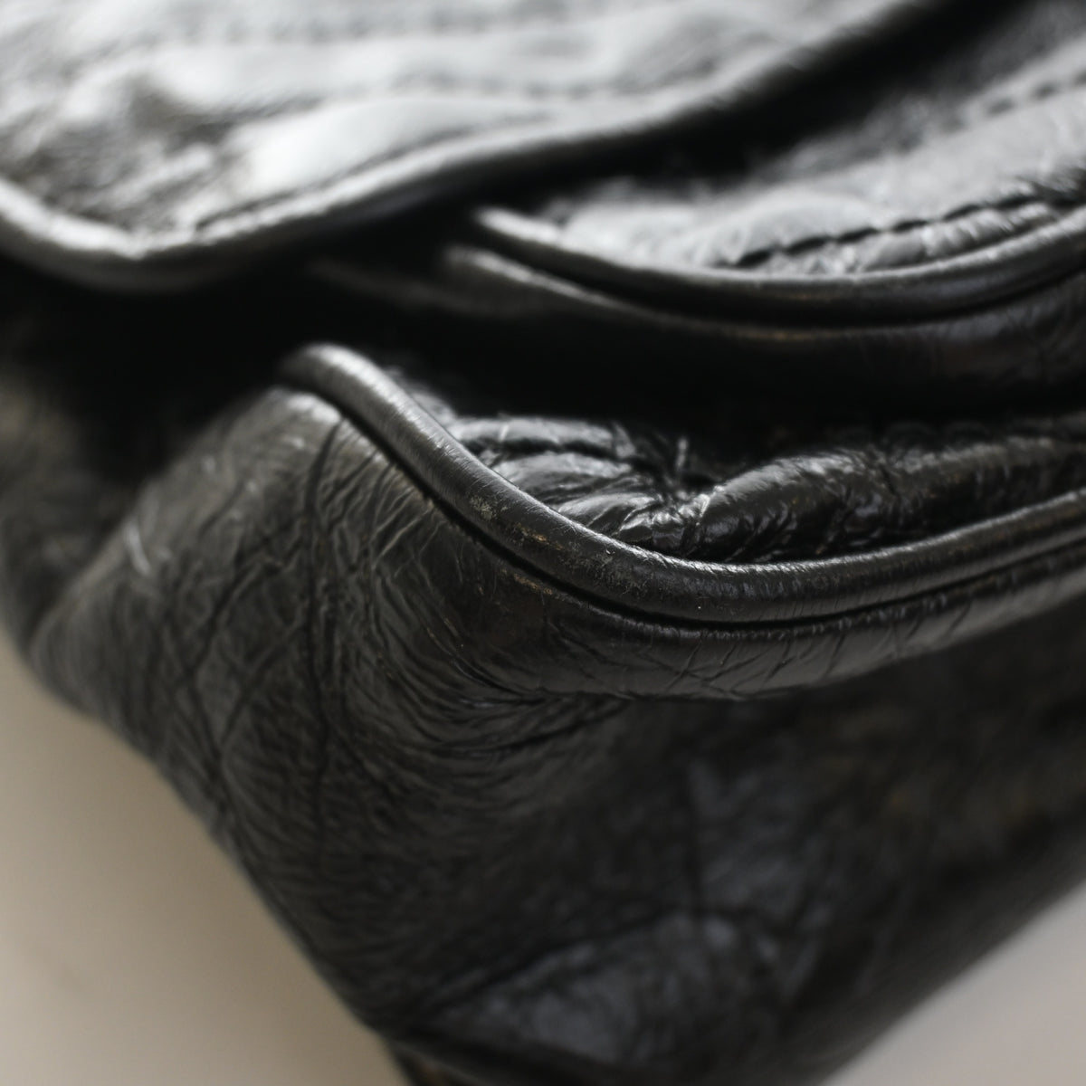 Pre-Owned Saint Laurent Medium Calfskin Niki, corner and edge detail