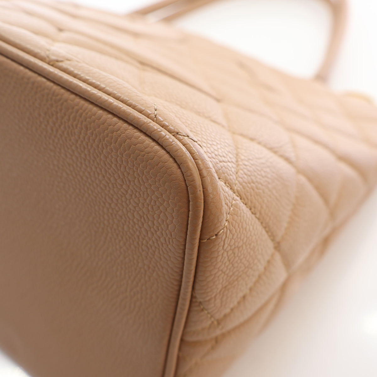 Pre-Owned Chanel Tote Caviar Leather Medallion, corner detail