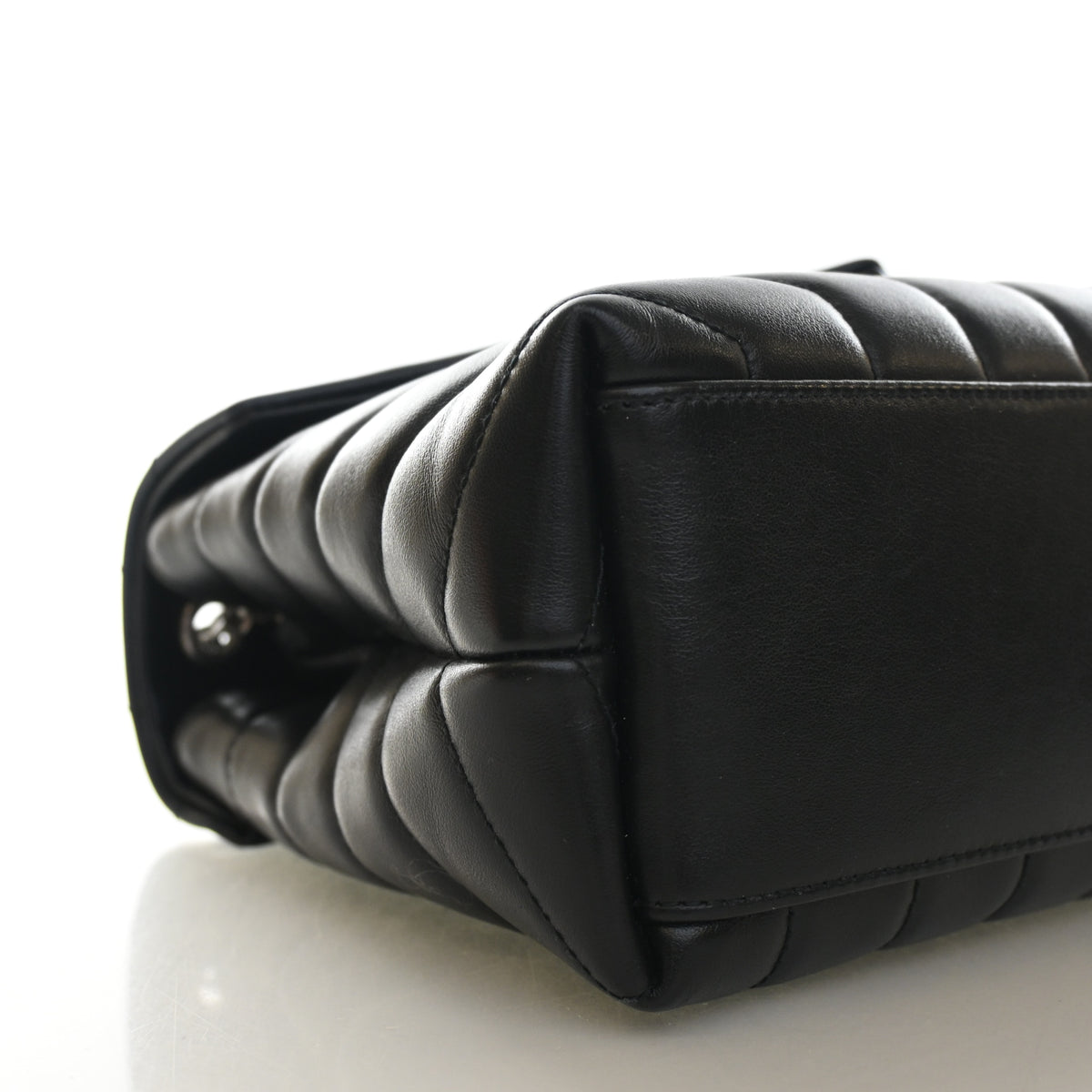 Pre-Owned Saint Laurent Loulou Small Calfskin, corner and edge detail