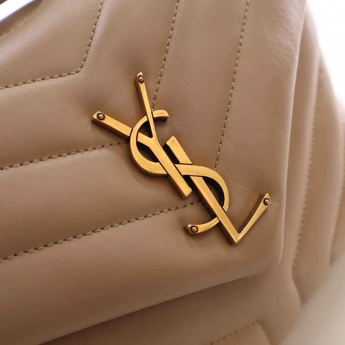Pre-Owned Saint Laurent Loulou Small Calfskin, gold embossed logo detail