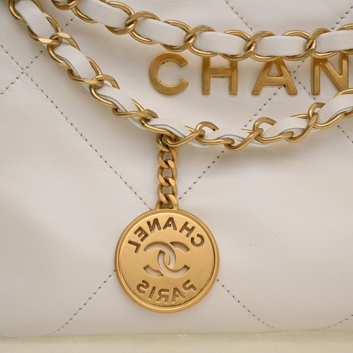 Pre-Owned Chanel 22 Hobo Medium Calfskin, gold hardware close-up