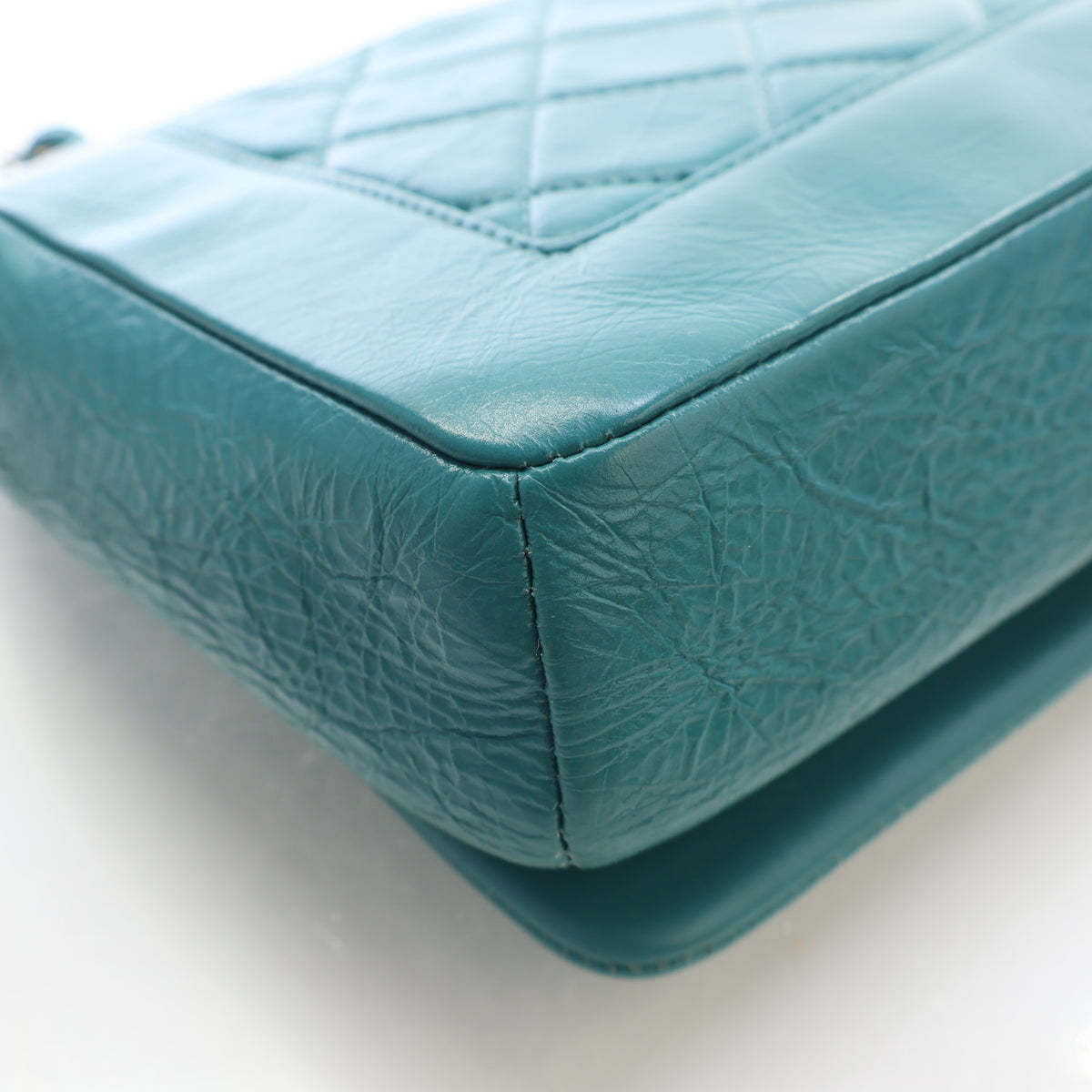 Pre-Owned Chanel Flap Bag Medium Crumpled Calfskin CC Full, corner and edge detail, photo 12 of 17