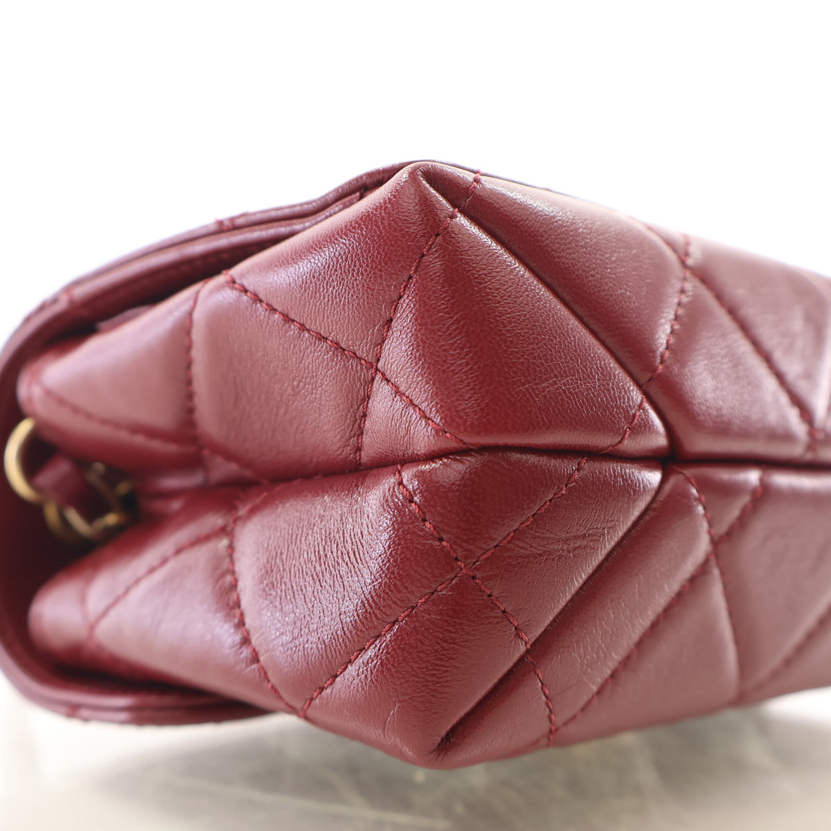 Pre-Owned Chanel Flap Bag Mini Lambskin Diamond Lock, corner and edge detail, photo 9 of 18