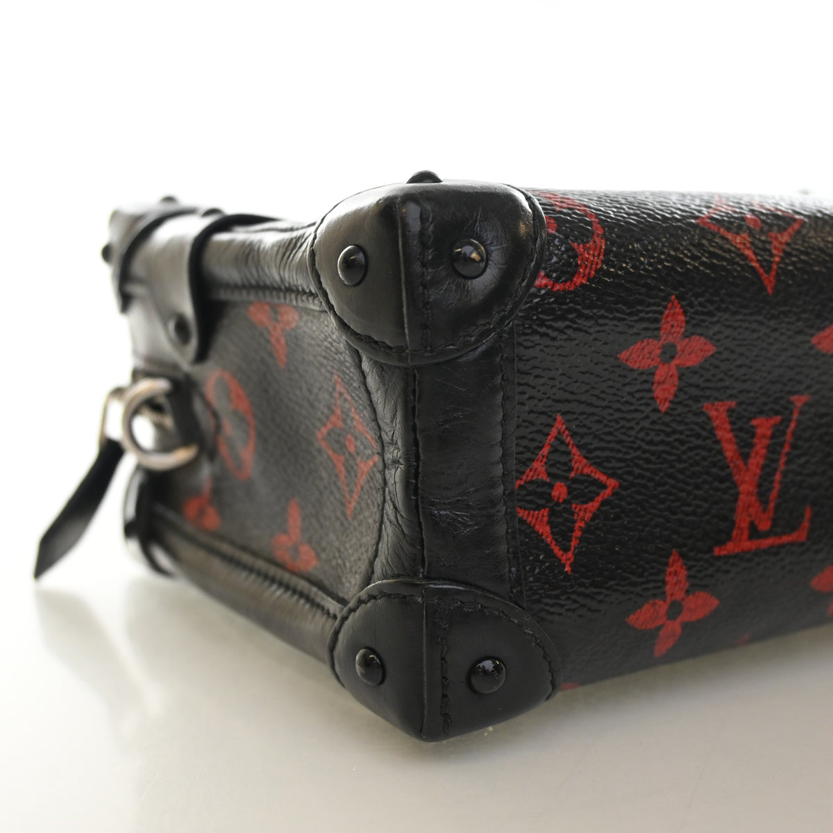 Pre-Owned Louis Vuitton Monogram Infrarouge Petite Malle Soft, corner and edge detail