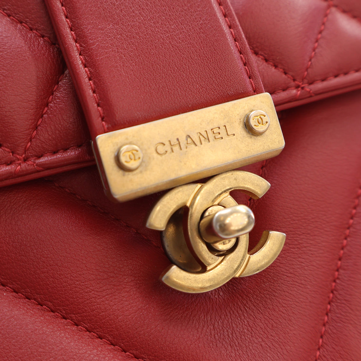 Pre-Owned Chanel Top Handle Calfskin In The City Bag, gold hardware close-up