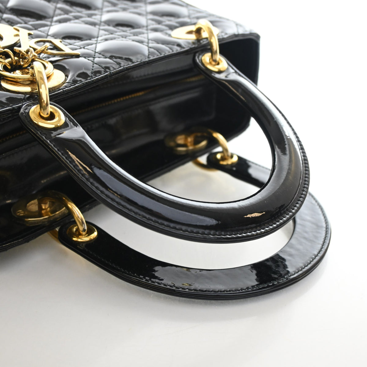 Pre-Owned Christian Dior Lady Dior Medium Patent Leather, gold hardware close-up, photo 11 of 17