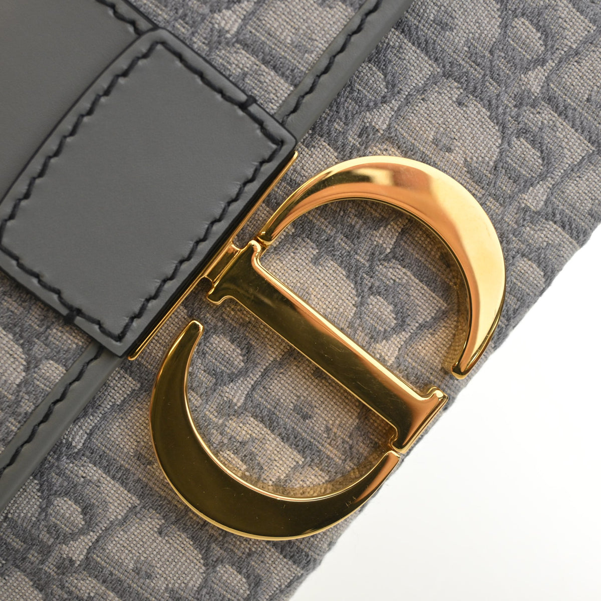 Pre-Owned Christian Dior 30 Oblique Montaigne Box Bag, gold hardware close-up