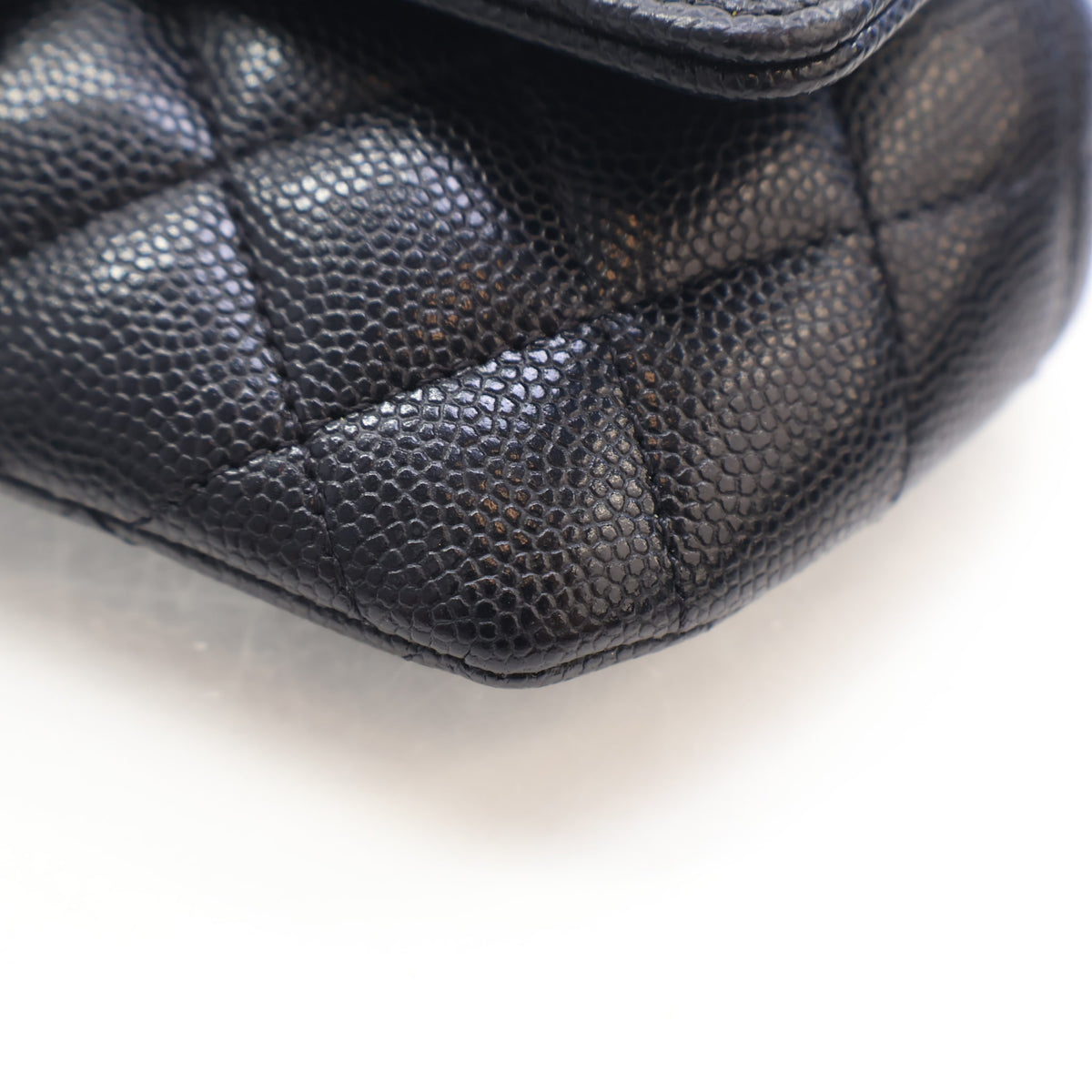 Pre-Owned Chanel Sunglasses Caviar Leather Case With Chain, corner detail