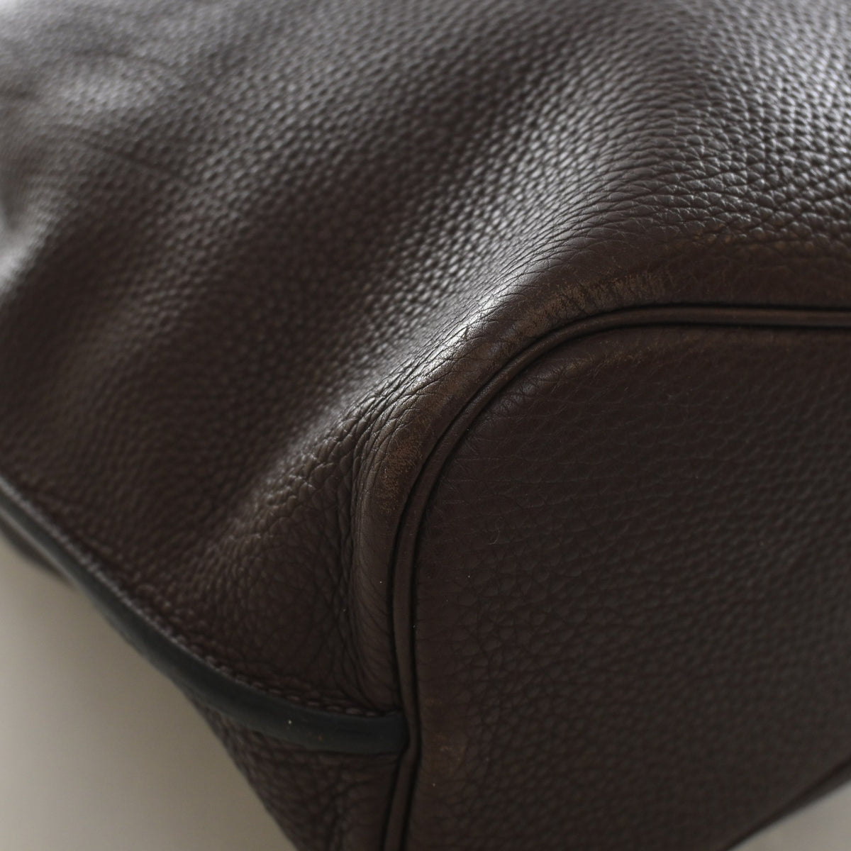 Pre-Owned Hermès Kelly 26 Chocolat Clemence Leather So, corner and edge detail