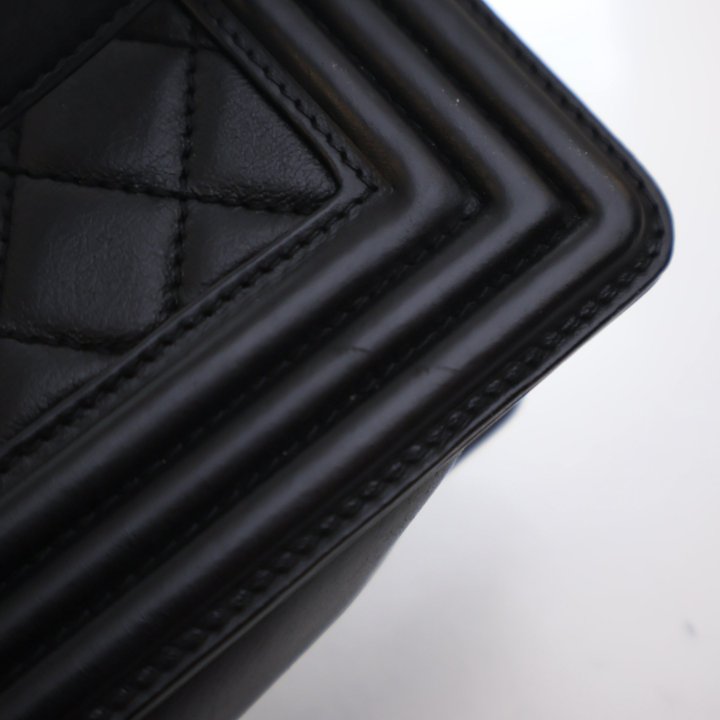 Pre-Owned Chanel Boy Bag Large Lambskin, corner and edge detail, photo 16 of 20