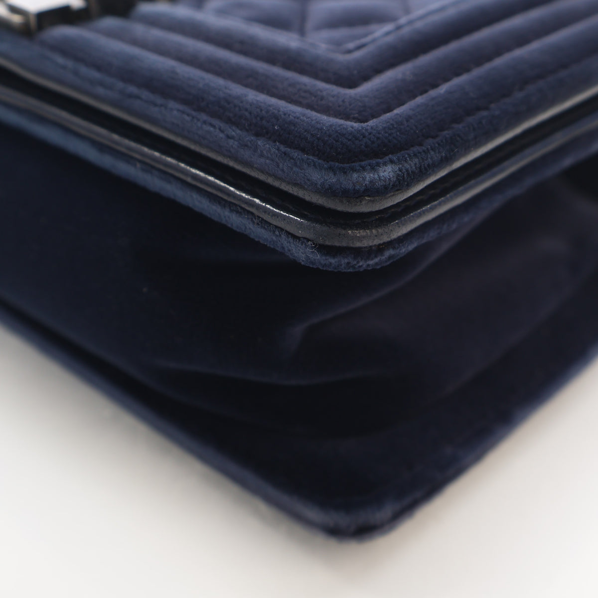 Pre-Owned Chanel Boy Bag Small Velvet, corner and edge detail