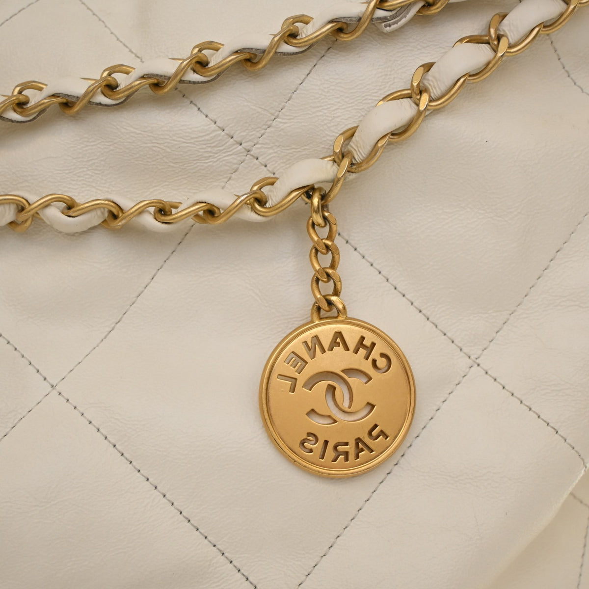 Pre-Owned Chanel 22 Hobo Large Calfskin, gold hardware close-up