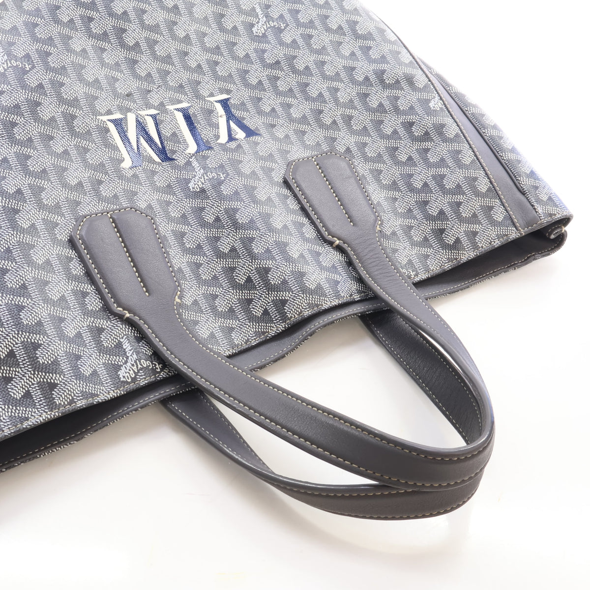 Pre-Owned Goyard MM Goyardine Artois, side profile