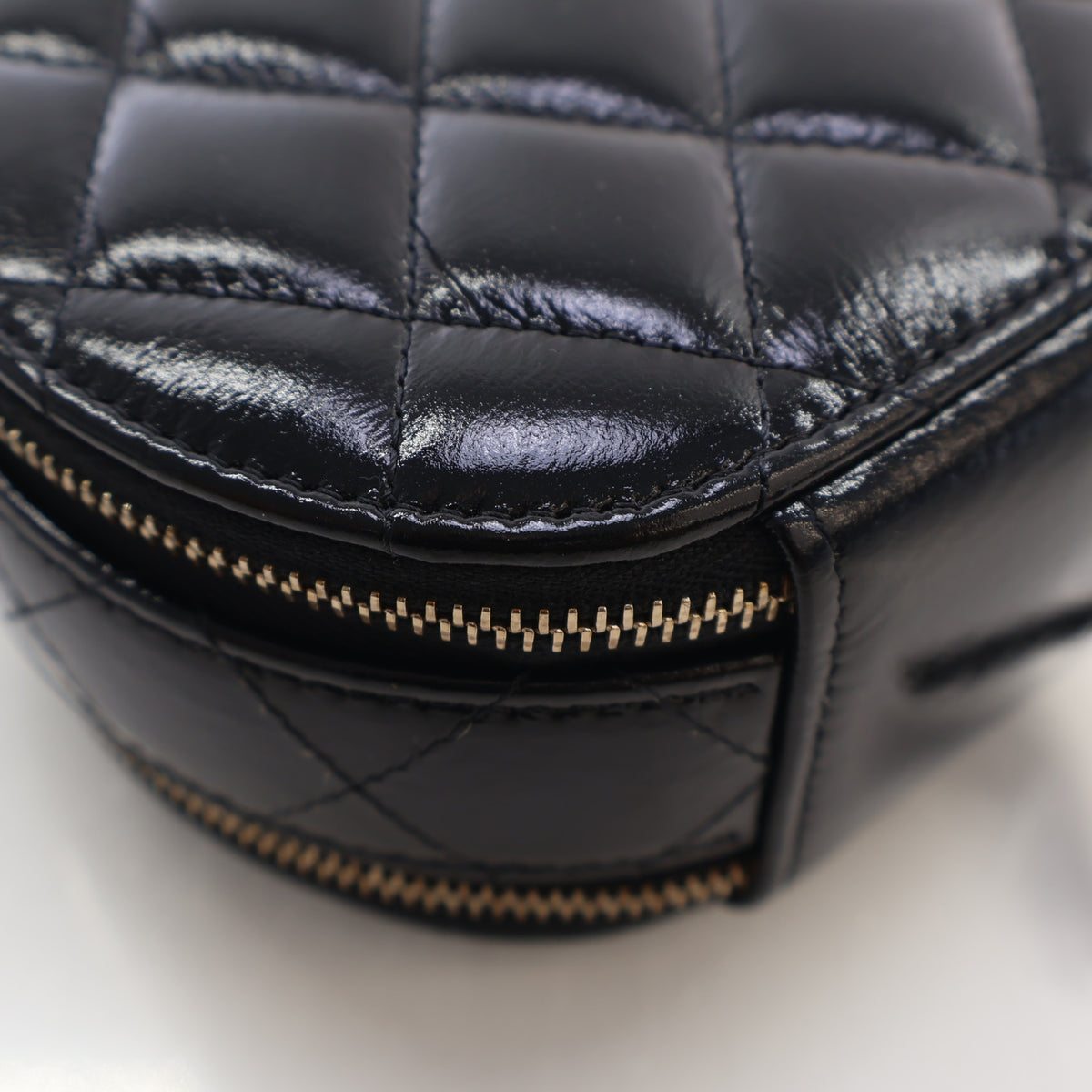 Pre-Owned Chanel Vanity Case Small Lambskin Round Handle With Care, corner and edge detail, photo 12 of 16