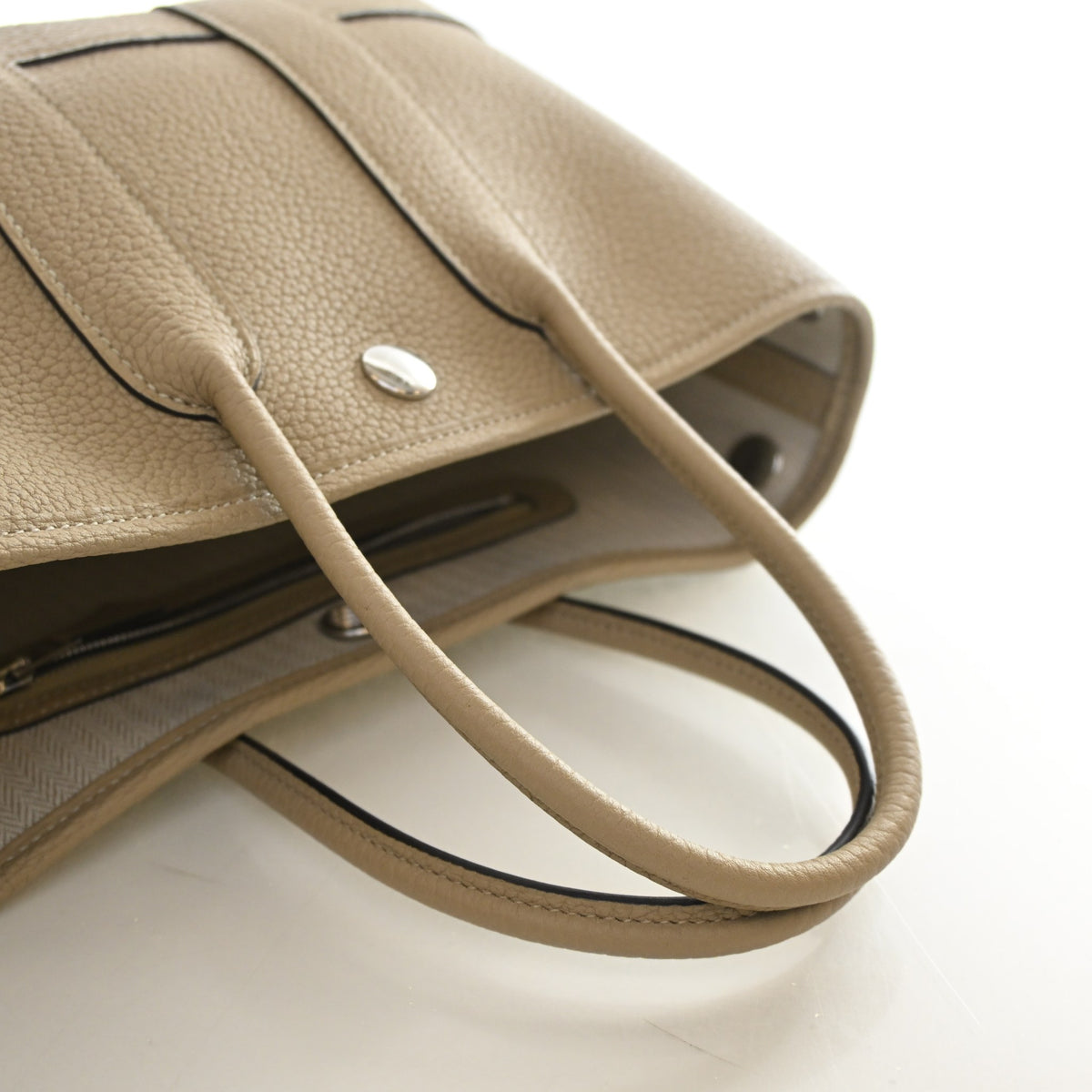 Pre-Owned Hermès 23 Trench Negonda Neo Garden Party, corner and edge detail