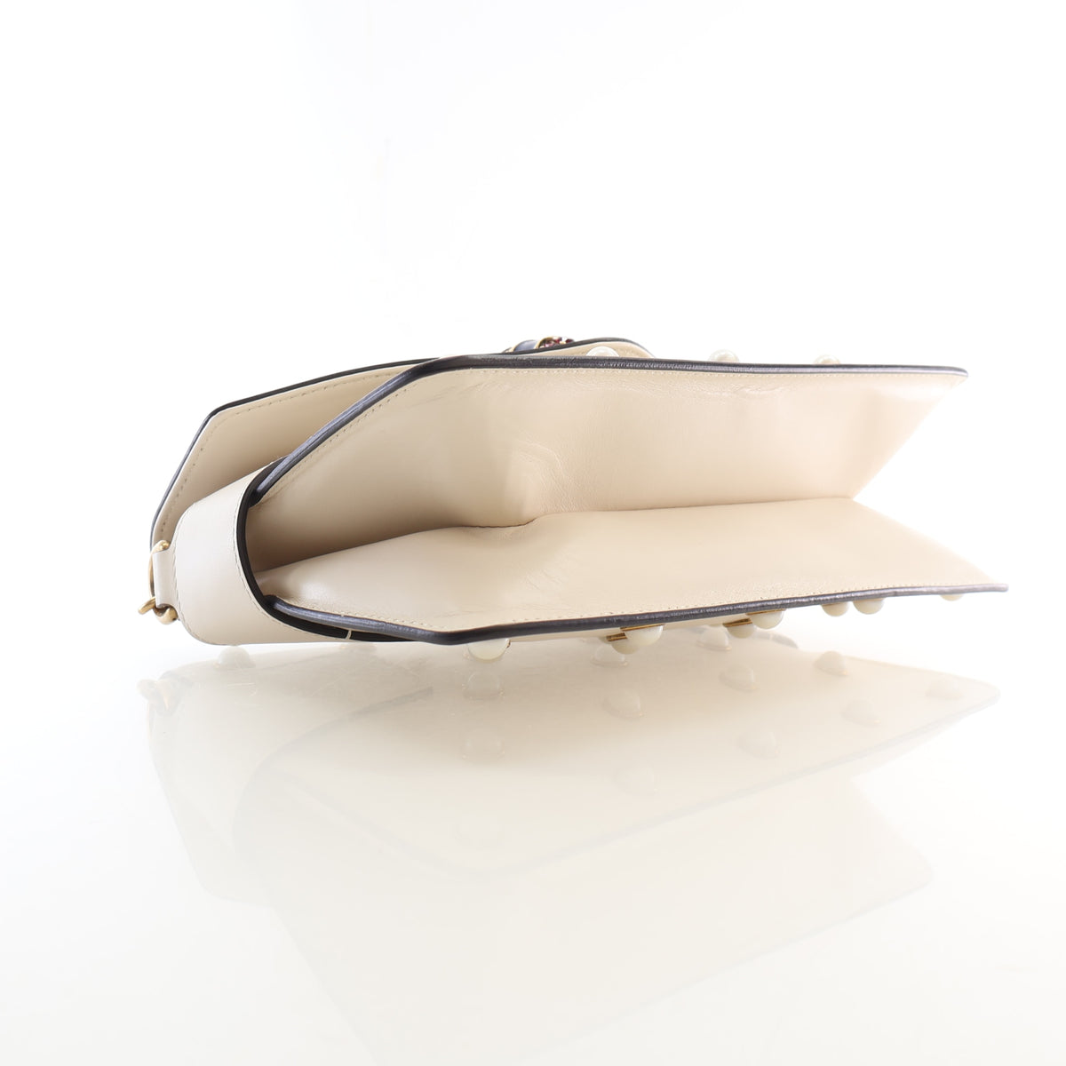 Pre-Owned Gucci Calfskin Broadway, base and feet view