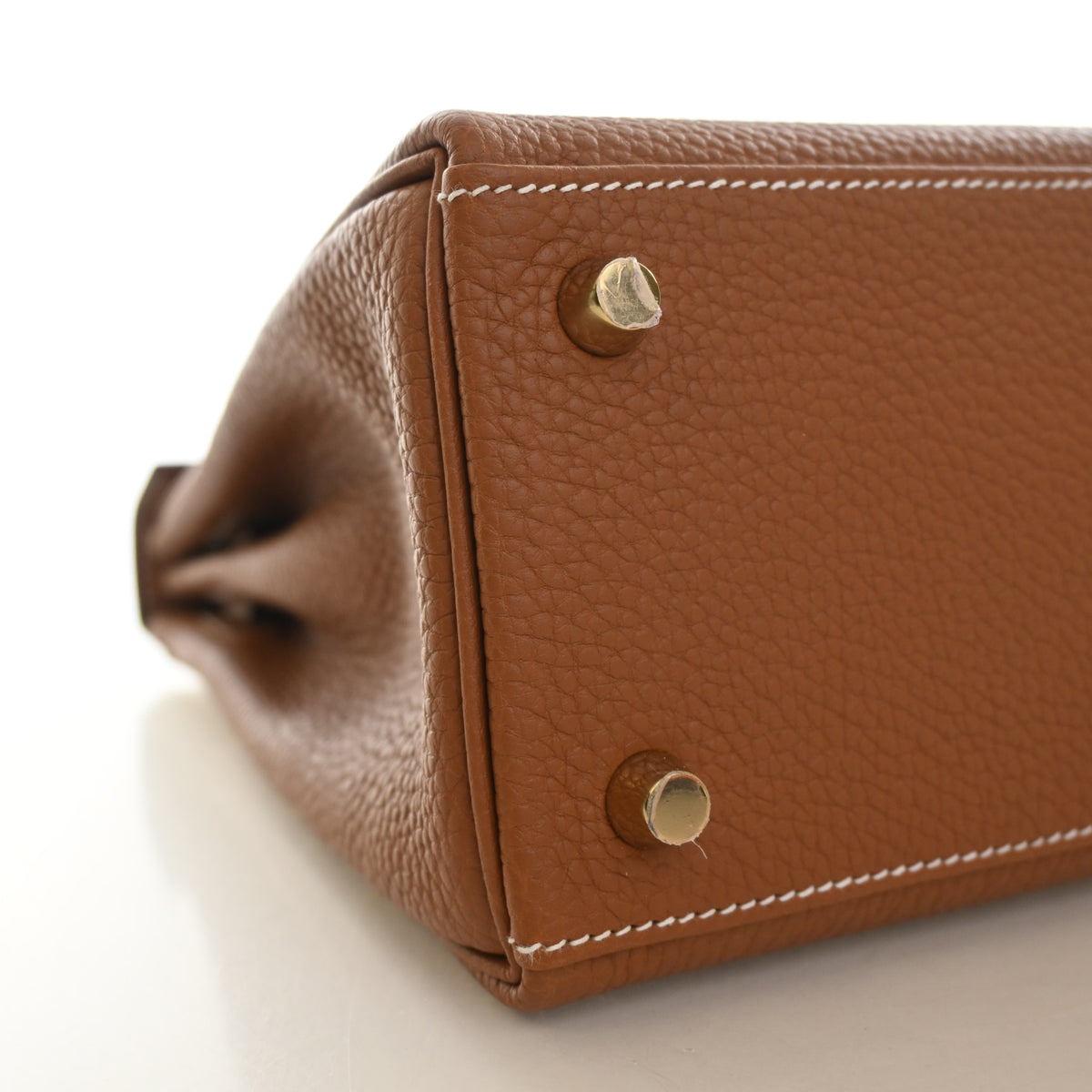 Pre-Owned Hermès Kelly 25 Gold Togo Leather, base and feet view, photo 6 of 13