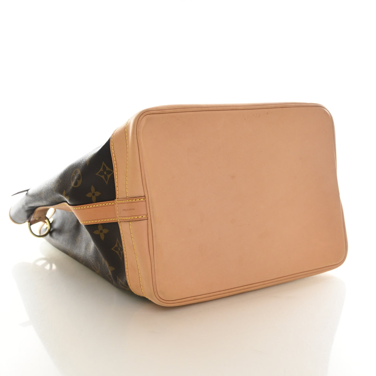 Pre-Owned Louis Vuitton Monogram Noe, base and feet view