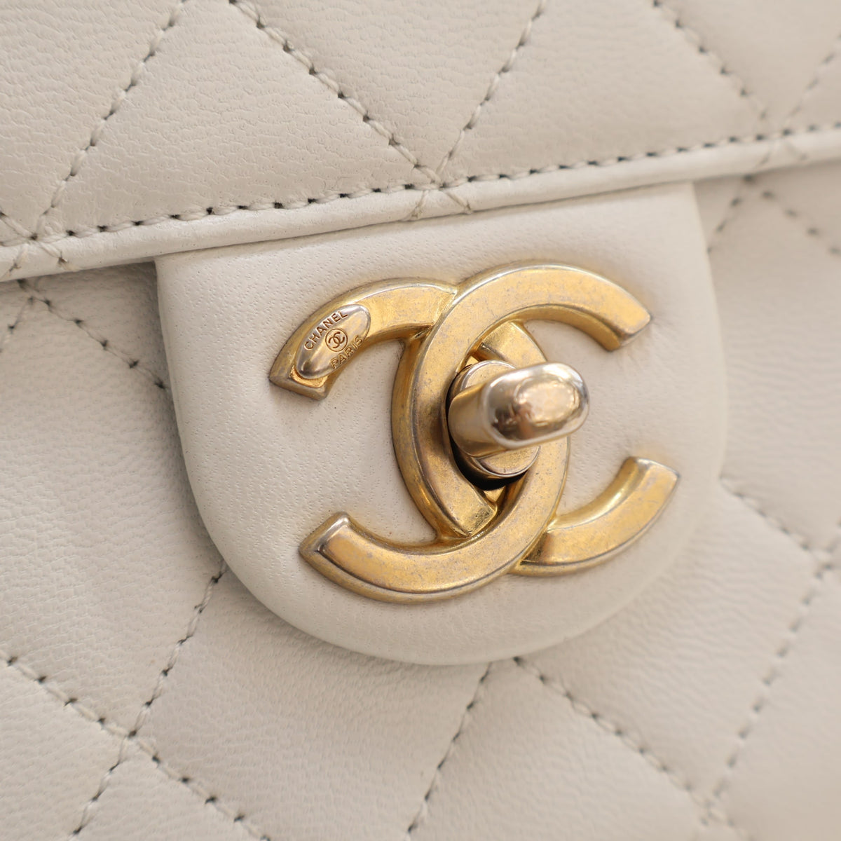 Pre-Owned Chanel Flap Bag Mini Lambskin Chic Pearls, gold hardware close-up