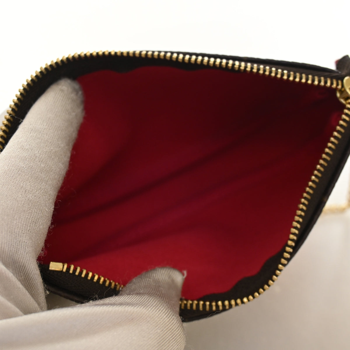 Pre-Owned Louis Vuitton Pochette Mini Monogram Christmas Animation Accessoires, open interior with lining