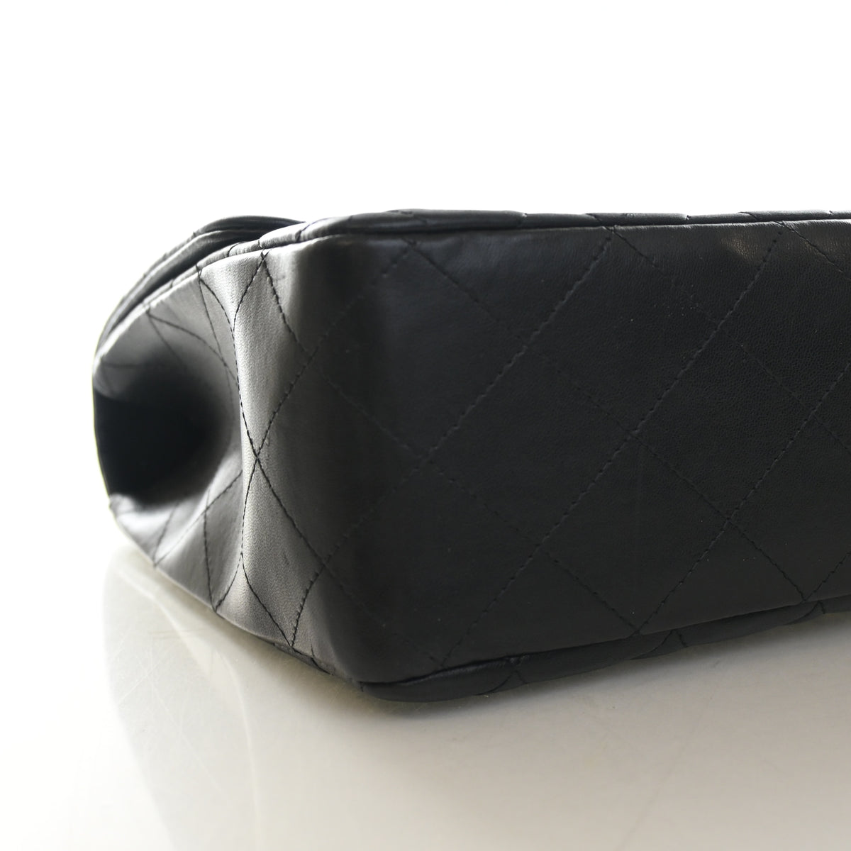 Pre-Owned Chanel Flap Bag Jumbo Lambskin Classic Single, corner detail