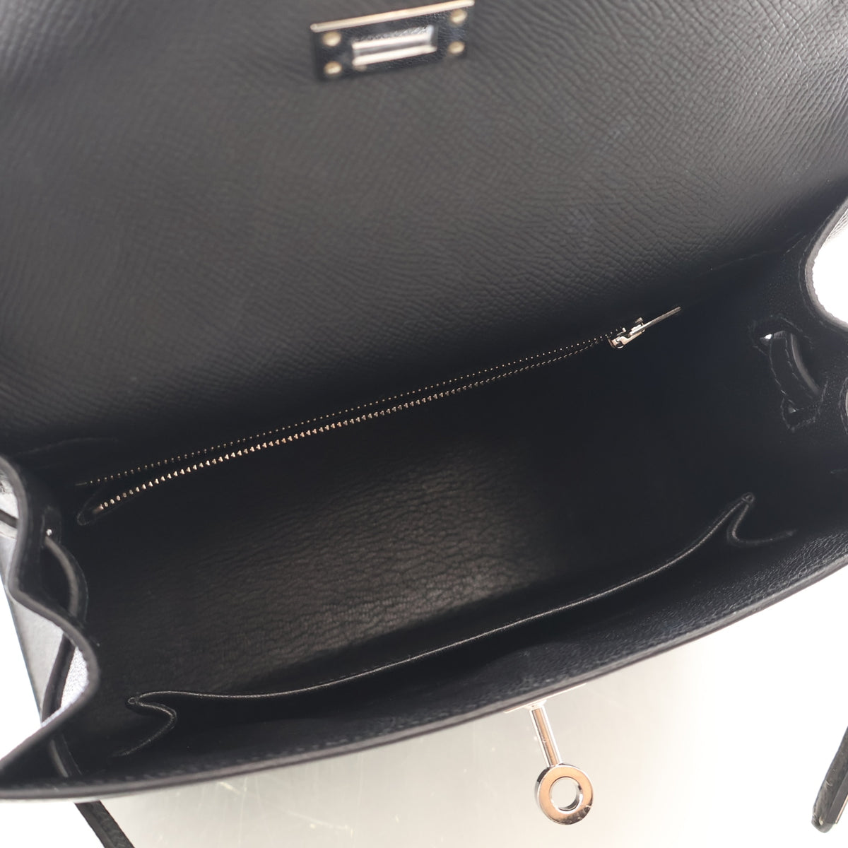 Pre-Owned Hermès Kelly 25 Noir Epsom Leather, open interior with lining