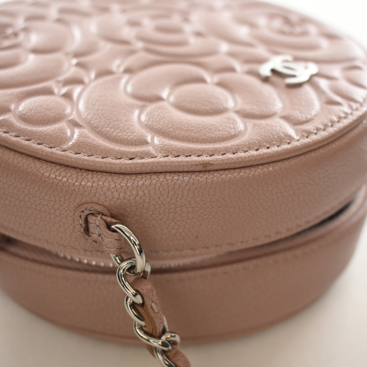 Pre-Owned Chanel Clutch Goatskin Camellia Round On Chain, silver hardware close-up