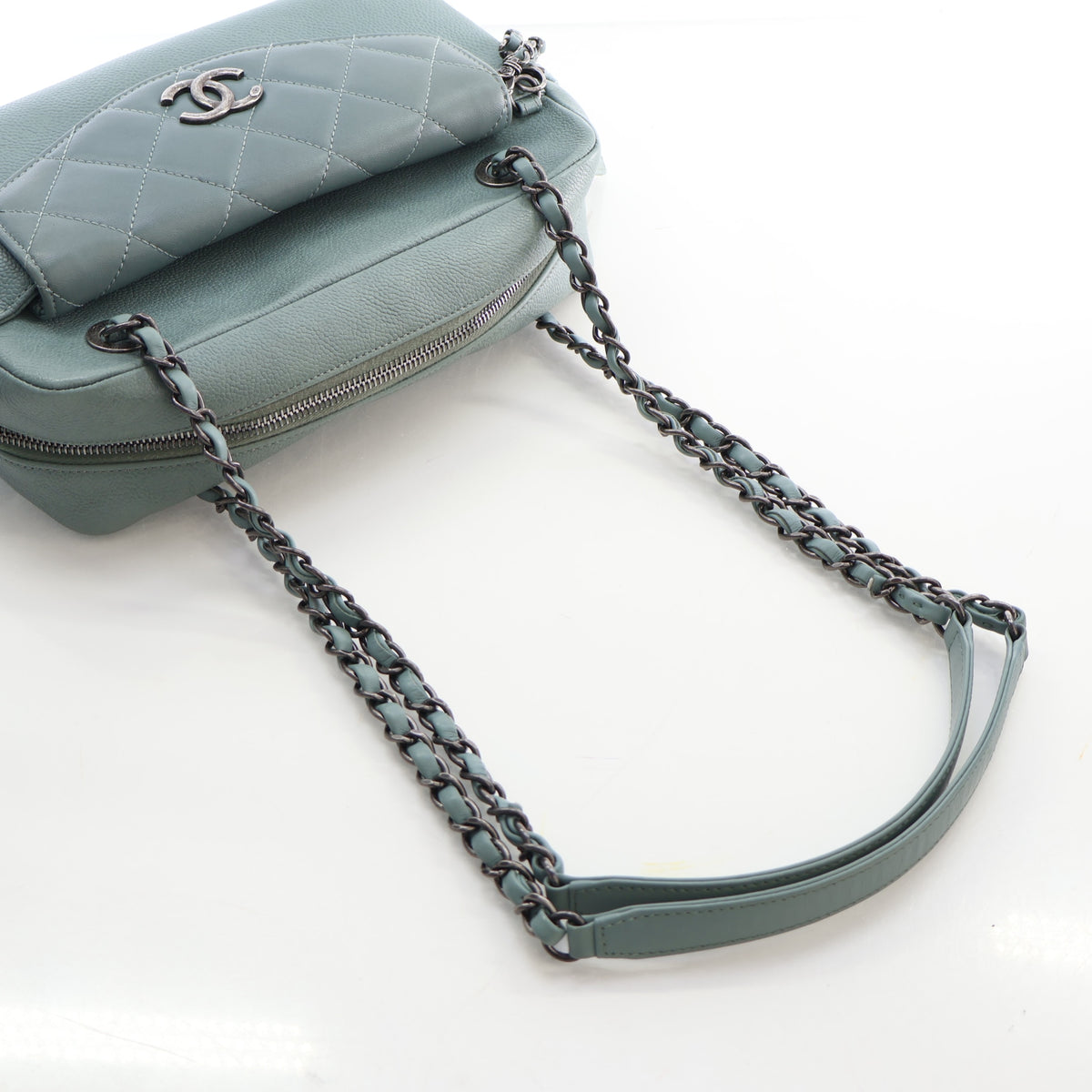 Pre-Owned Chanel Camera Bag Medium Caviar Leather Coco Break, strap detail