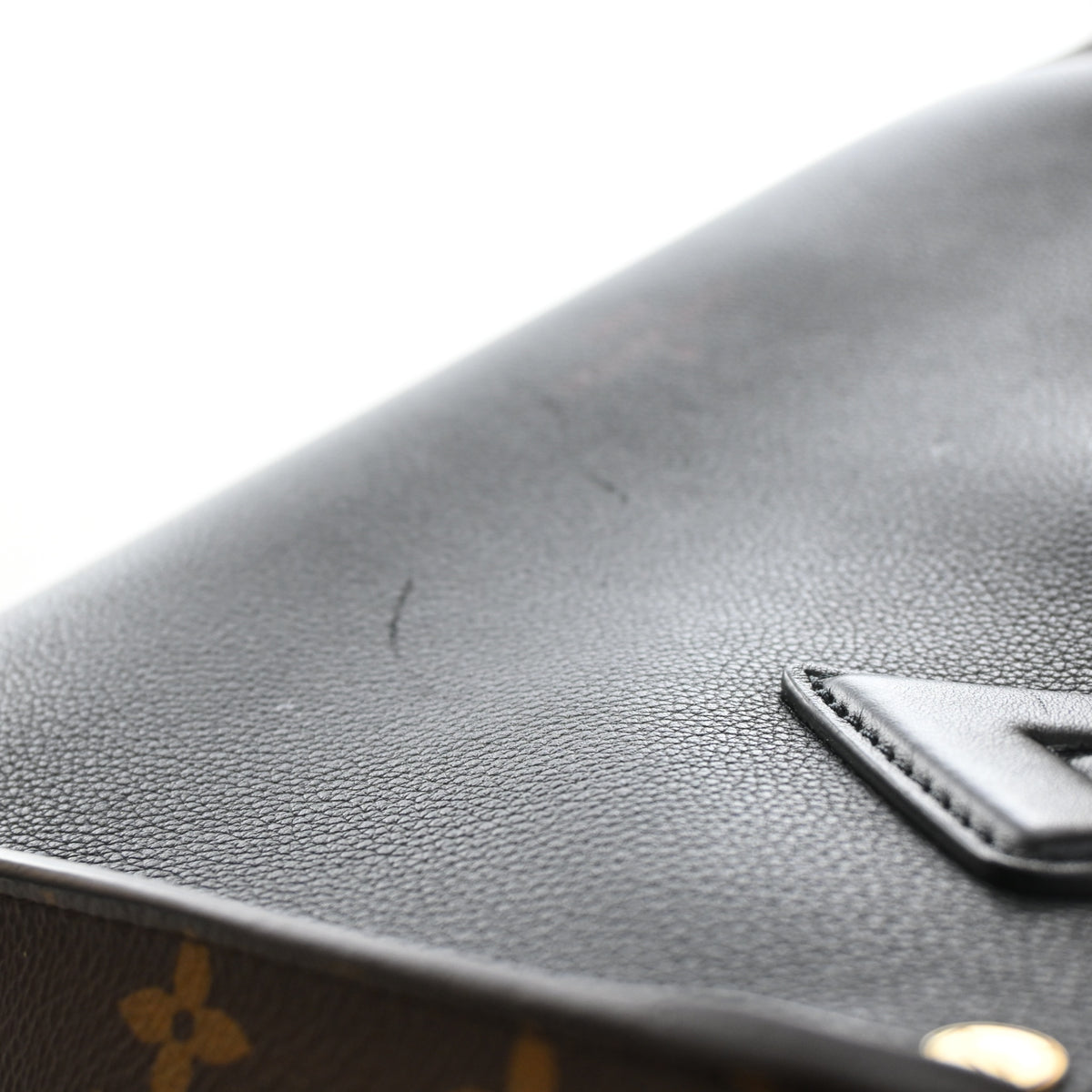 Pre-Owned Louis Vuitton MM Monogram On My Side, corner and edge detail