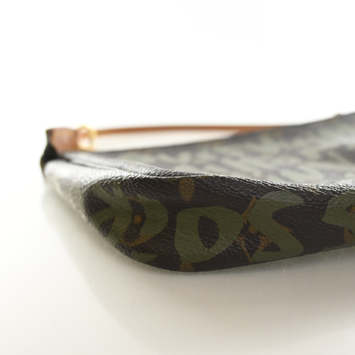 Vintage Louis Vuitton Pochette X Stephen Sprouse Monogram Graffiti Accessoires, corner and edge detail