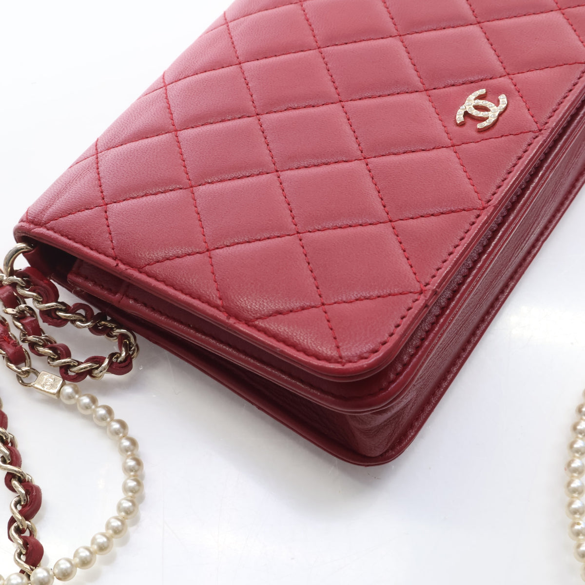 Pre-Owned Chanel Wallet On Chain Lambskin Pearl, gold hardware close-up