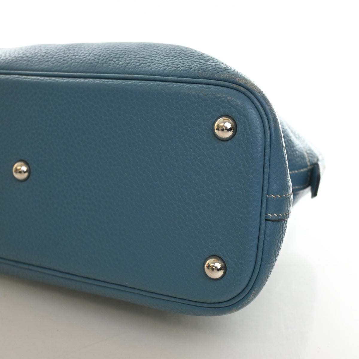 Vintage Hermès Bolide 31 Bleu Jean Clemence Leather, base and feet view, photo 7 of 25