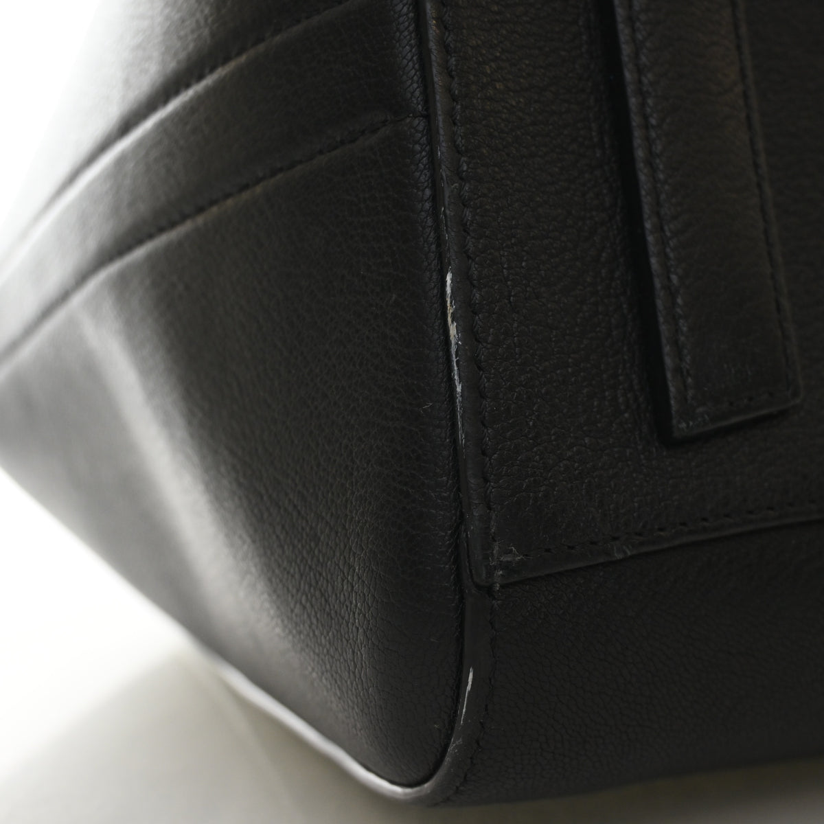 Pre-Owned Givenchy Antigona Medium Goatskin Bag, corner detail