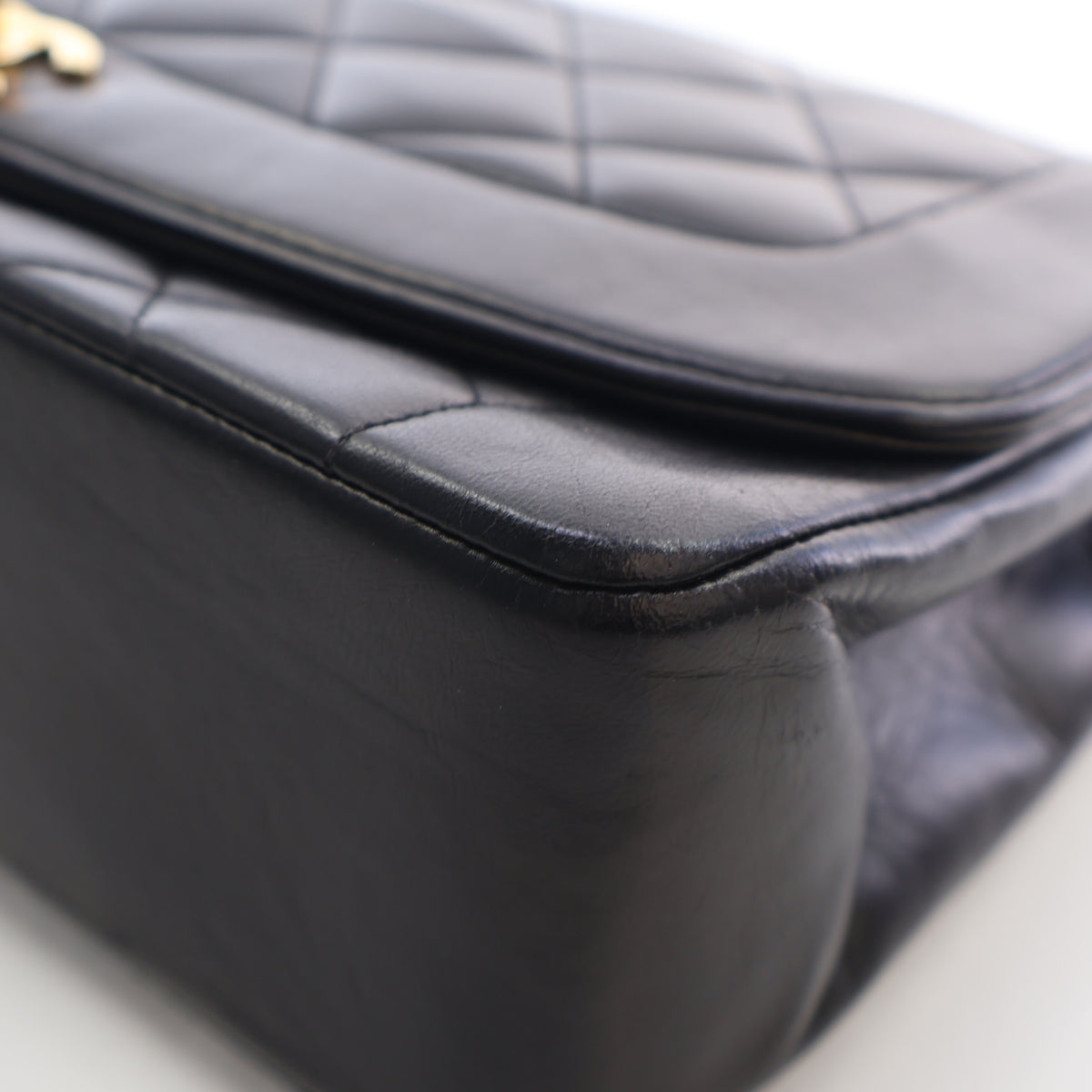 Vintage Chanel Flap Bag Medium Lambskin Diana, corner detail