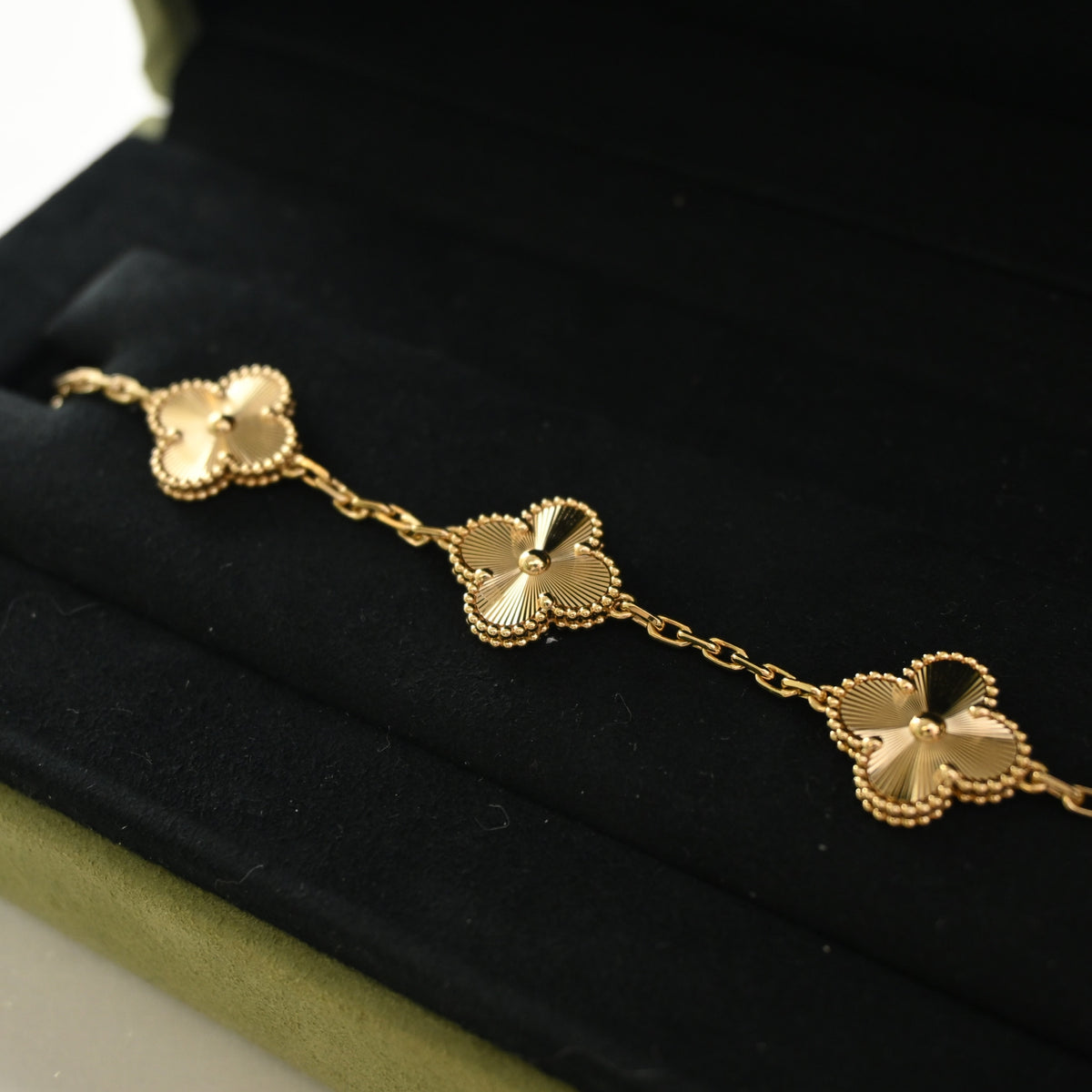 Van Cleef & Arpels 18K Yellow Gold Guilloche 5 Motif Vintage Alhambra Bracelet, photo 5 of 7