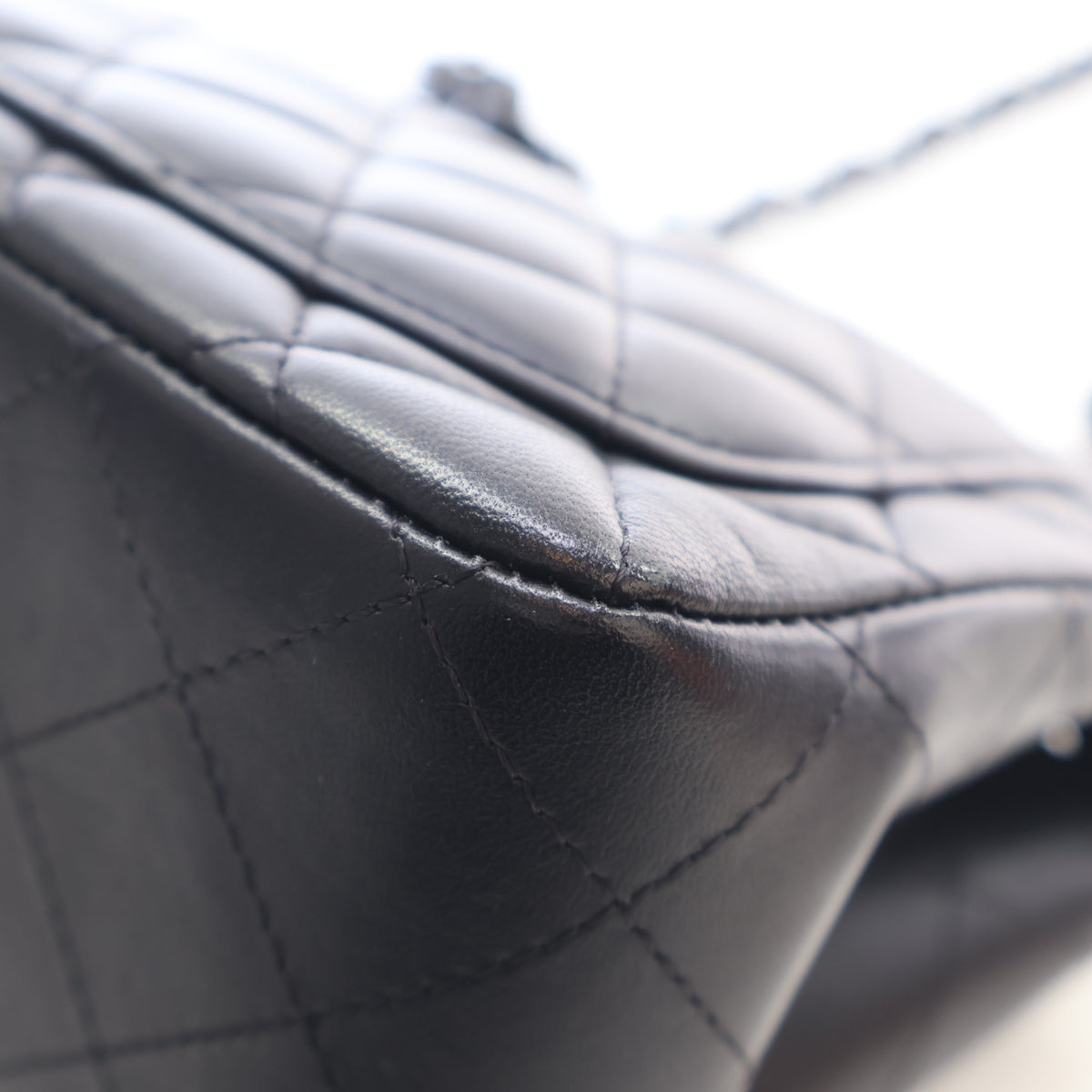 Pre-Owned Chanel Flap Bag Mini Lambskin So Black Square, corner and edge detail, photo 14 of 18