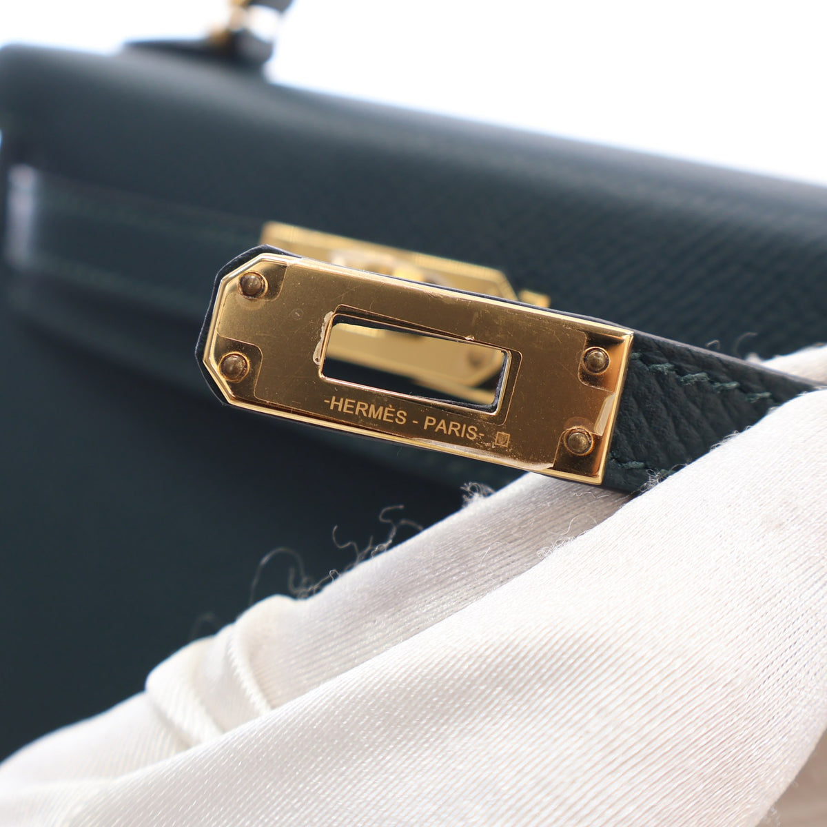 Pre-Owned Hermès Kelly Mini Vert Cyprès Epsom Leather 20, gold hardware close-up, photo 17 of 19