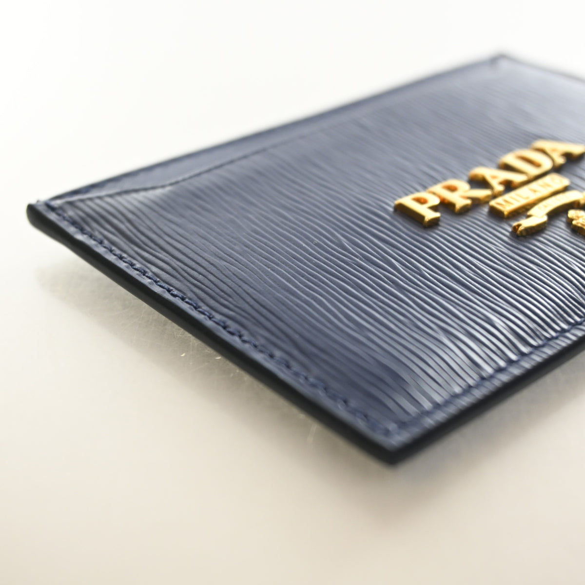 Pre-Owned Prada Card Holder Vitello Move, gold embossed logo detail