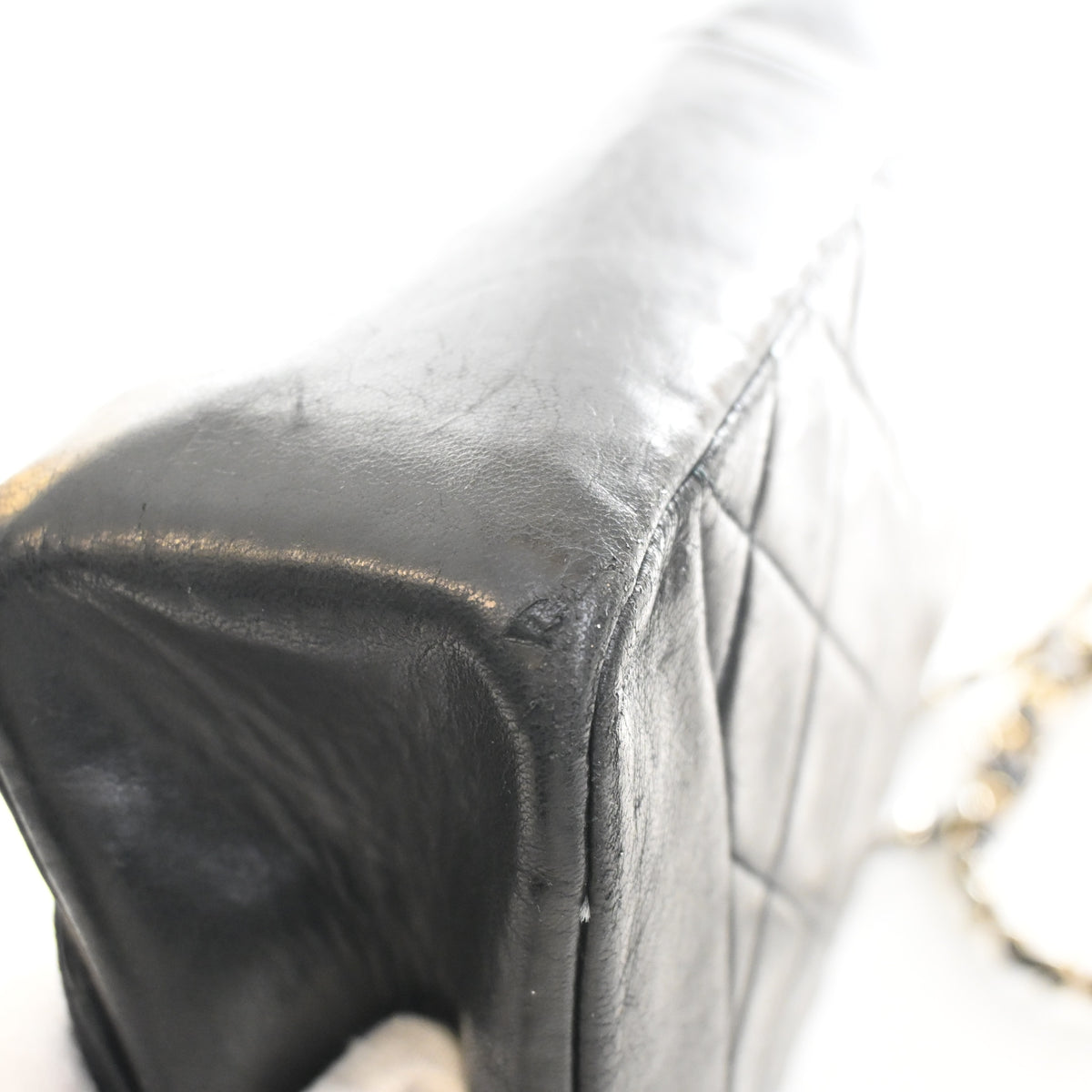 Vintage Chanel Flap Bag Lambskin Diana, corner and edge detail, photo 19 of 25