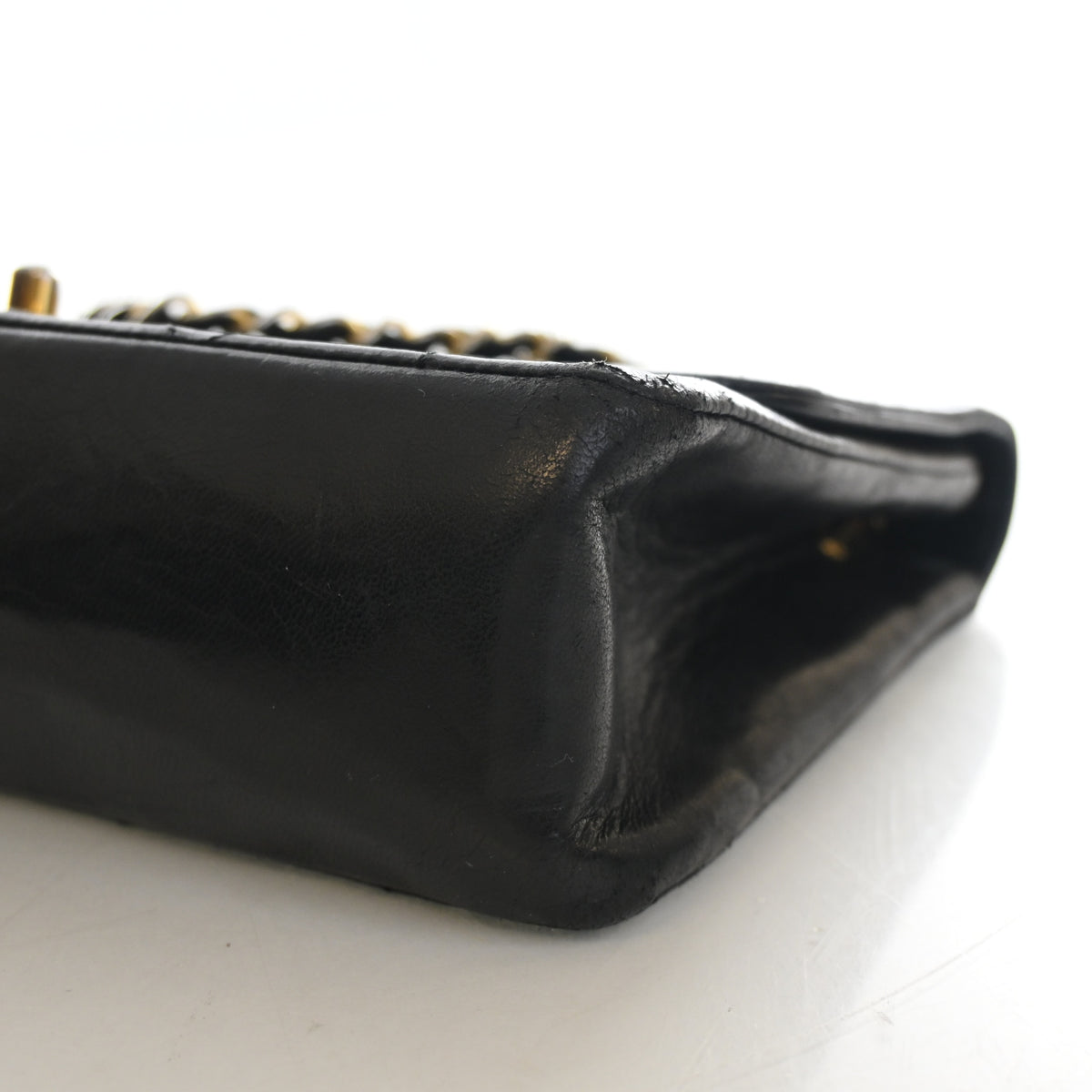 Vintage Chanel Flap Bag Lambskin Diana, corner and edge detail