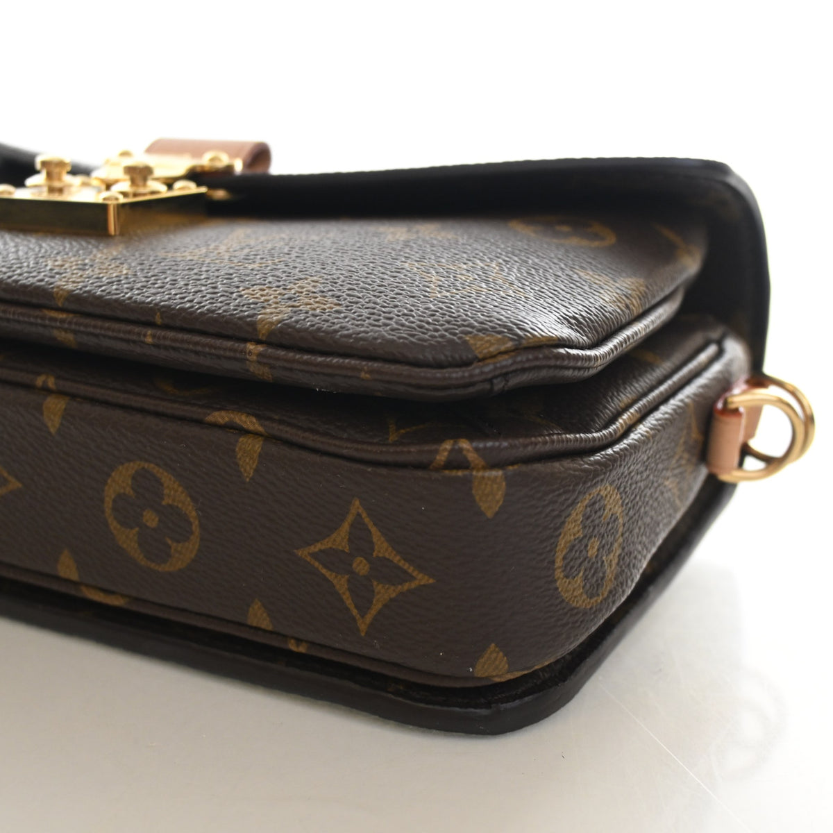 Pre-Owned Louis Vuitton Pochette Metis Monogram East-west, corner and edge detail