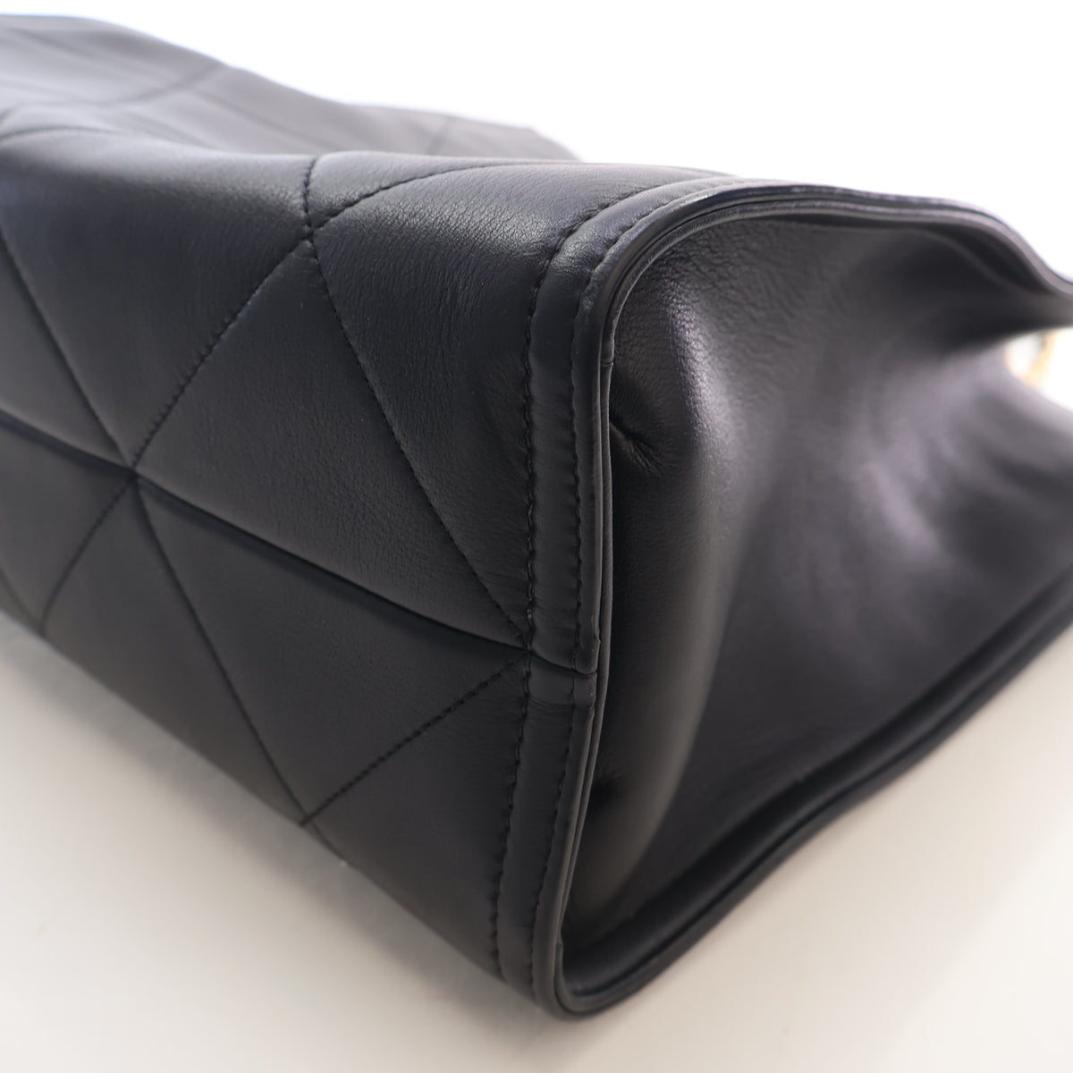 Pre-Owned Chanel Shopping Tote Lambskin CC, corner detail