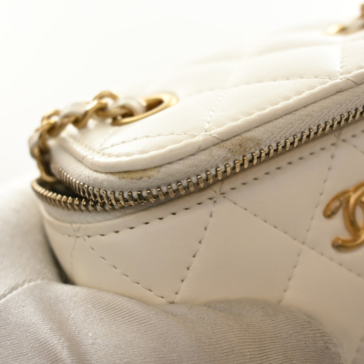 Pre-Owned Chanel Vanity Mini Lambskin Pearl Crush, gold hardware close-up, photo 16 of 18