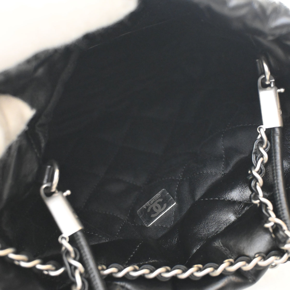 Pre-Owned Chanel Mini Shiny Calfskin 22, open interior with lining