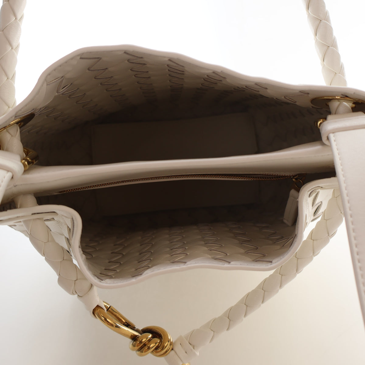 Pre-Owned Bottega Veneta Andiamo Small Intrecciato Lambskin Bucket, open interior with lining