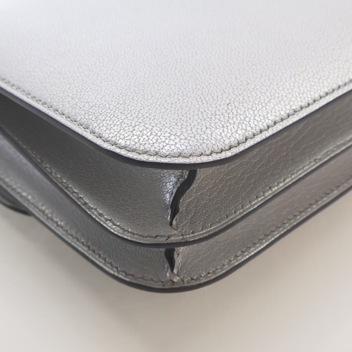 Pre-Owned Hermès Constance 18 Argent Chevre Leather Chamkilight, corner and edge detail, photo 12 of 19