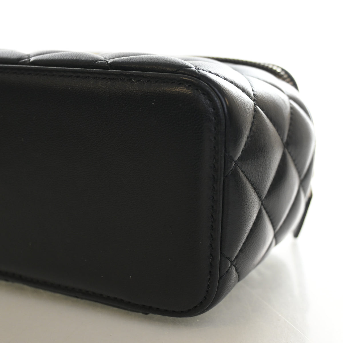 Pre-Owned Chanel Vanity Small Lambskin Pearl Crush, corner detail