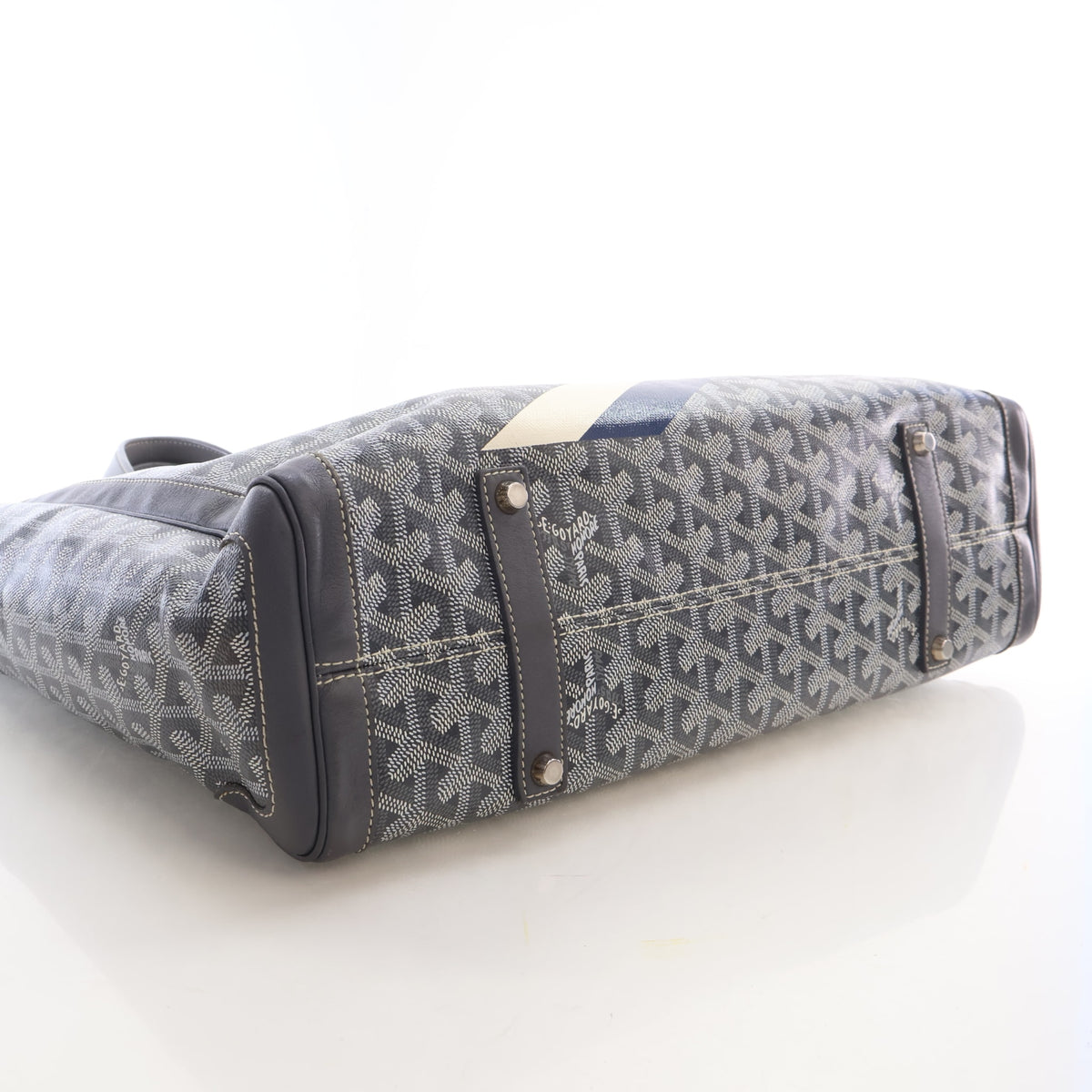 Pre-Owned Goyard MM Goyardine Artois, base view