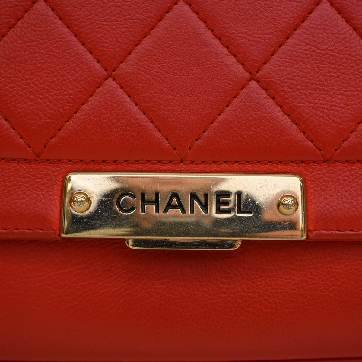Pre-Owned Chanel Flap Bag Medium Calfskin Label Click, gold hardware close-up
